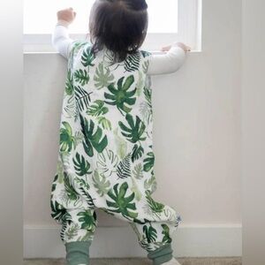 Little Unicorn Cotton Muslin Romper. Tropical Leaf. Size 12-18 months 20-28 lbs.